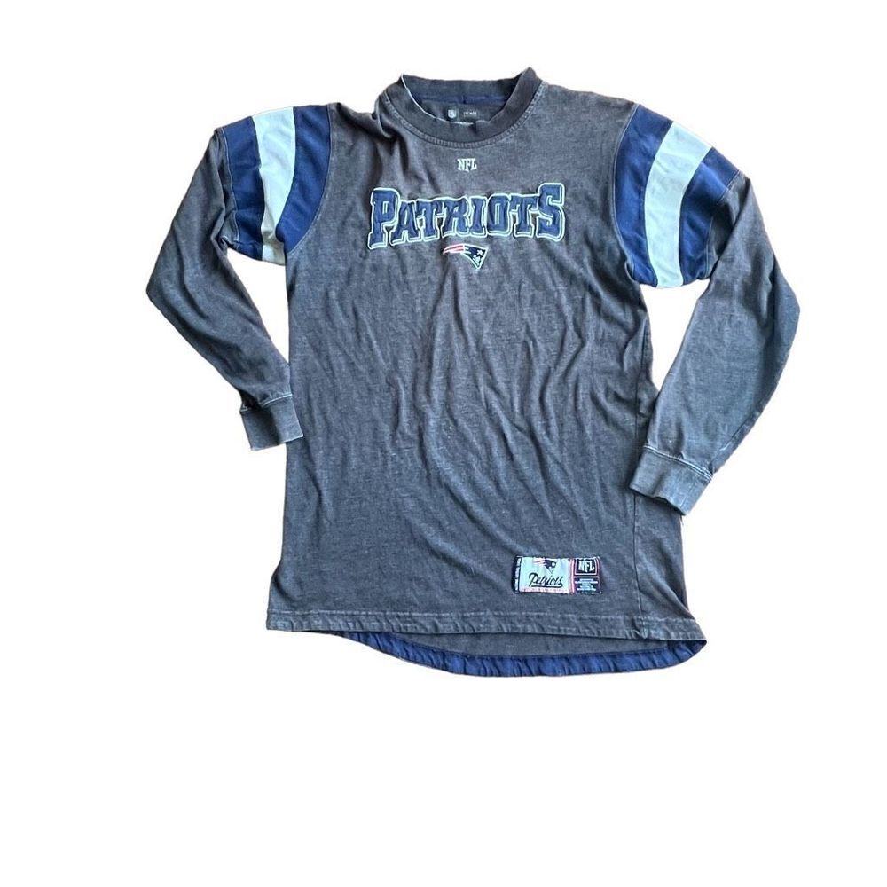 NFL Team Apparel Men's Gray Patriots Print Crew Neck long sleeved shirt Size Lar